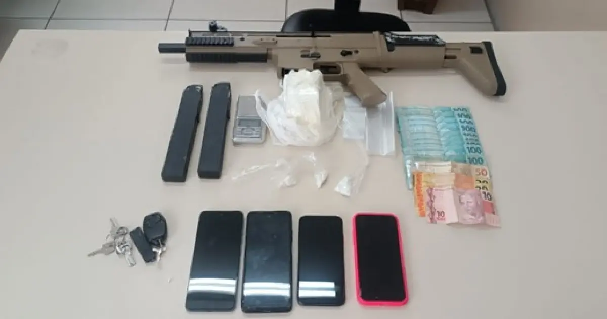 Polícia Militar apreende arma, drogas e dinheiro durante ação em Serrinha