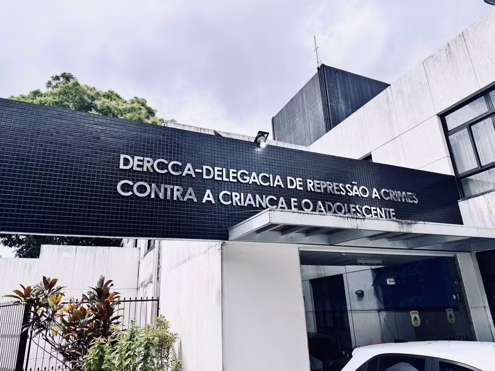 Sob acusação de abuso sexual contra crianças, professor de jiu-jitsu é preso, em academia de Salvador (BA)