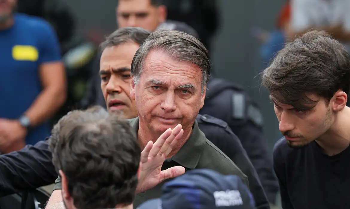 Moraes nega pedido da defesa de Bolsonaro e mantém ex-presidente condenado em prisão domiciliar