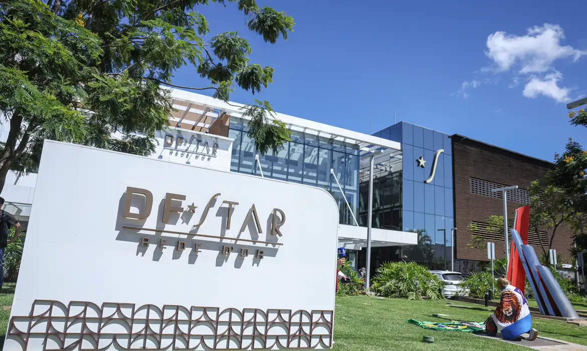 Bolsonaro é internado para ser submetido à cirurgia de hérnia, nesta quinta-feira (25)