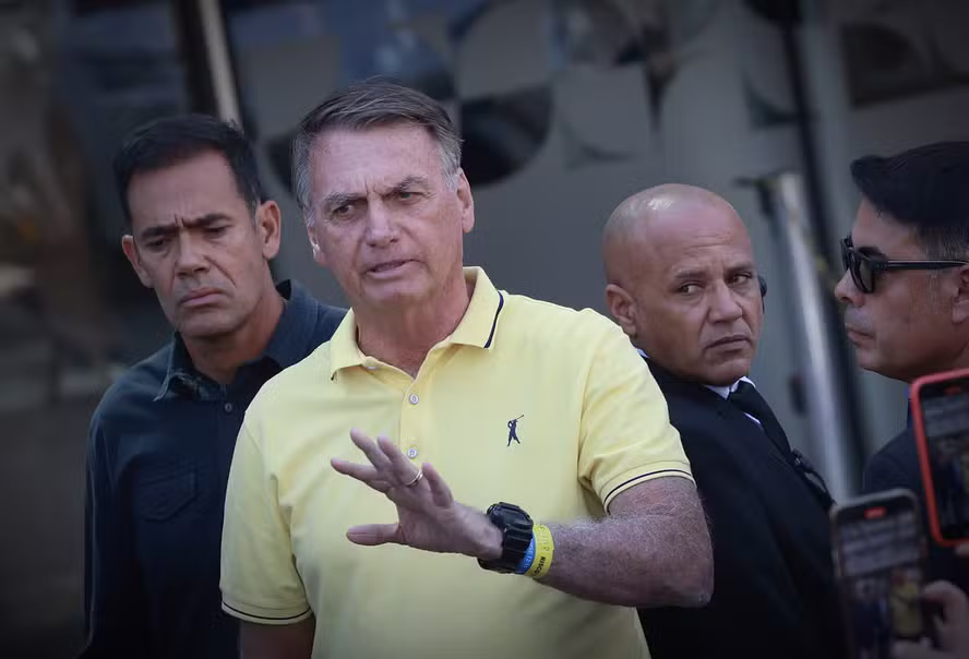 Bolsonaro inicia processo de reabilitação pós-operatória