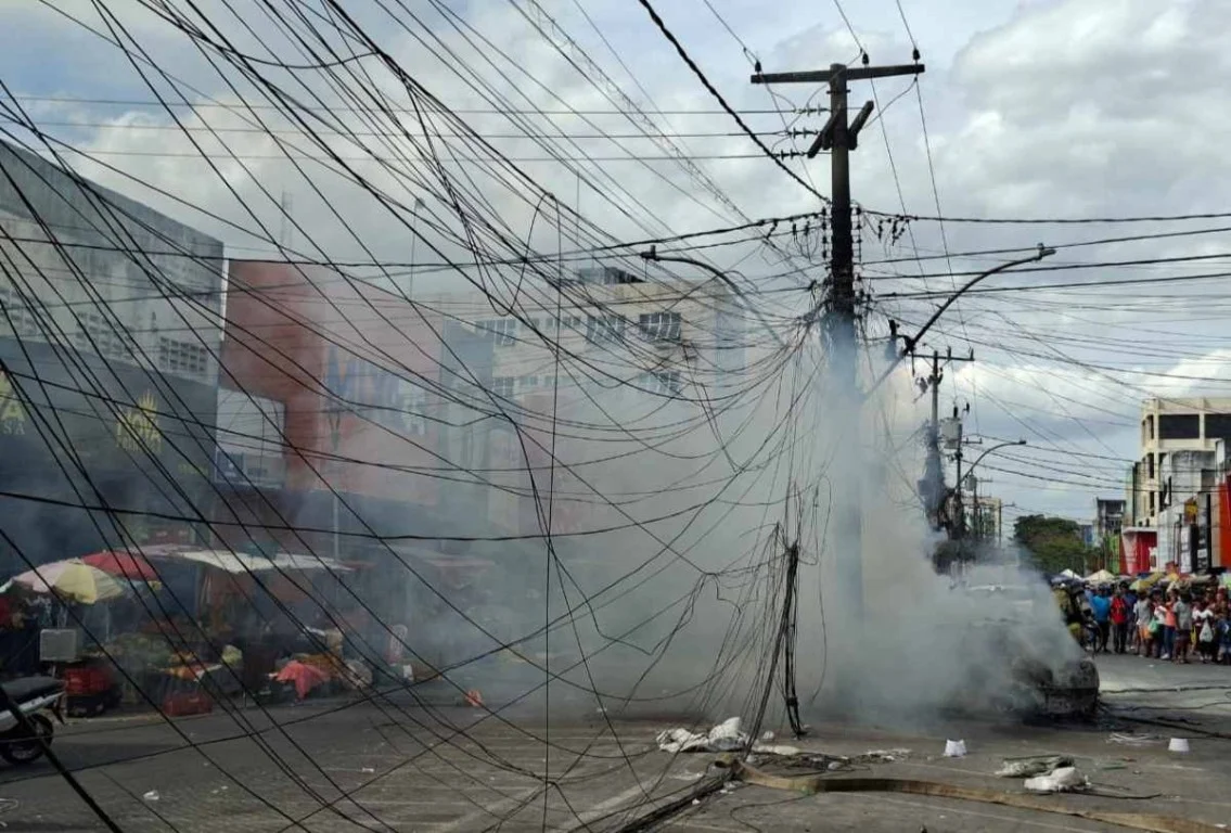 Incêndio em fiação irregular atinge Rua Marechal Deodoro e destrói 2 veículos em Feira de Santana