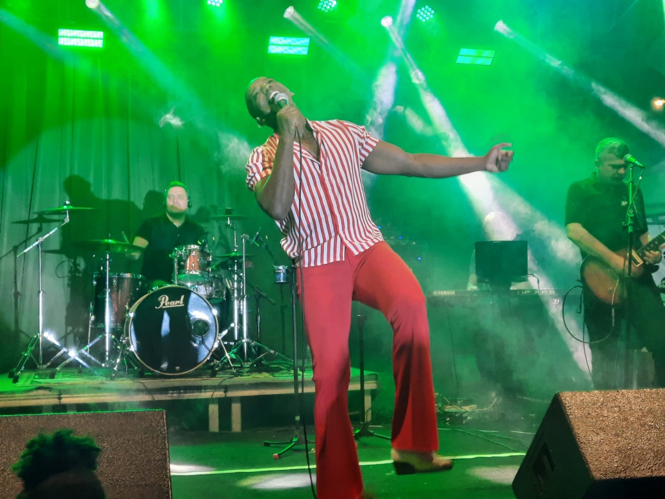 Rosana, Flashback e Elas por Elas são as atrações da noite deste sábado, no Natal Encantado