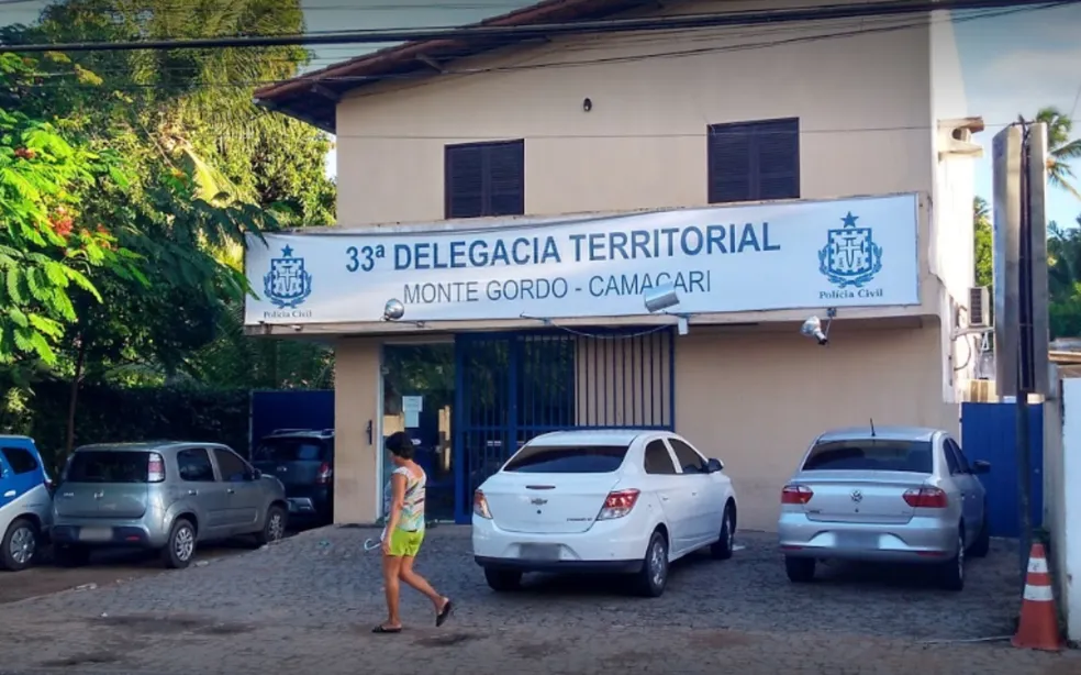 Adolescente atropela dois pintores em condomínio de luxo em Guarajuba