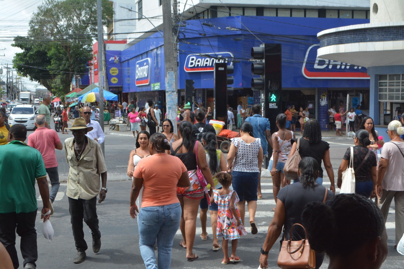 André Pomponet - Distribuam água no centro da Feira