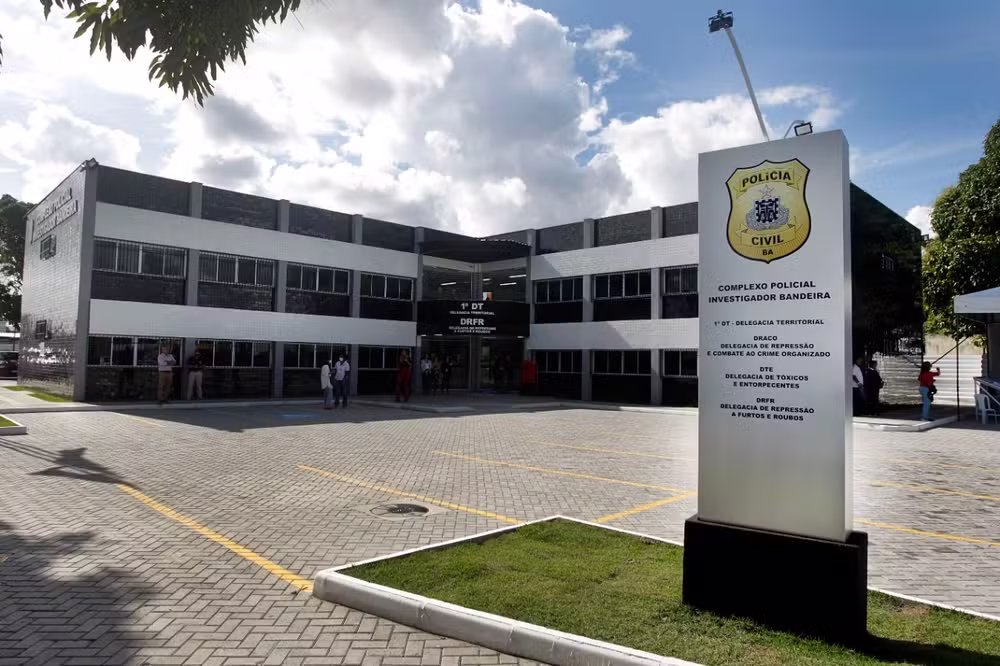 Jovem é assassinado a tiros, após ser atraído para uma emboscada, em Feira de Santana