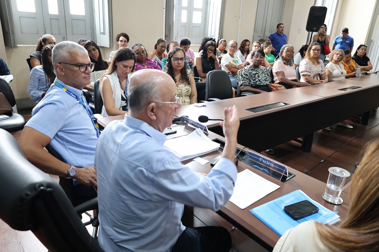 Prefeitura de Feira de Santana empossa 57 novos cuidadores para atuação na rede municipal de ensino
