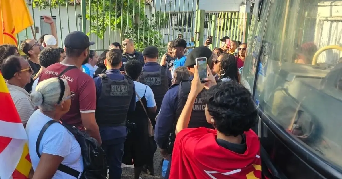 Protesto contra aumento da tarifa bloqueou temporariamente saída de ônibus no Terminal Central de Feira de Santana