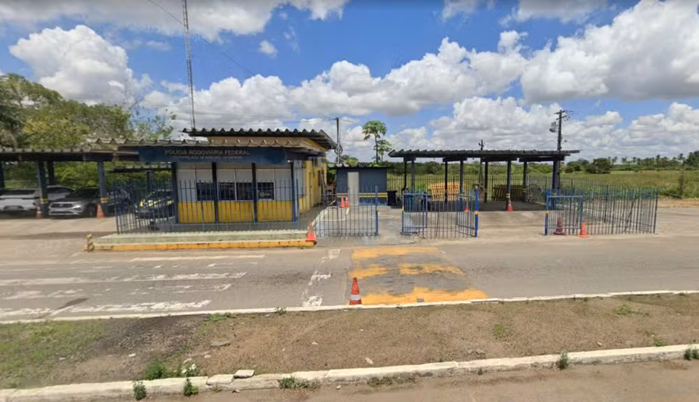 PRF apreende ambulância, por irregularidades, na Bahia; filho diz que paciente precisou esperar deitado no chão