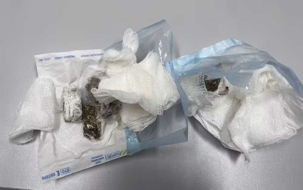 Após entregar drogas a detento, em pacotes de gaze, dentista é presa em flagrante, na Bahia