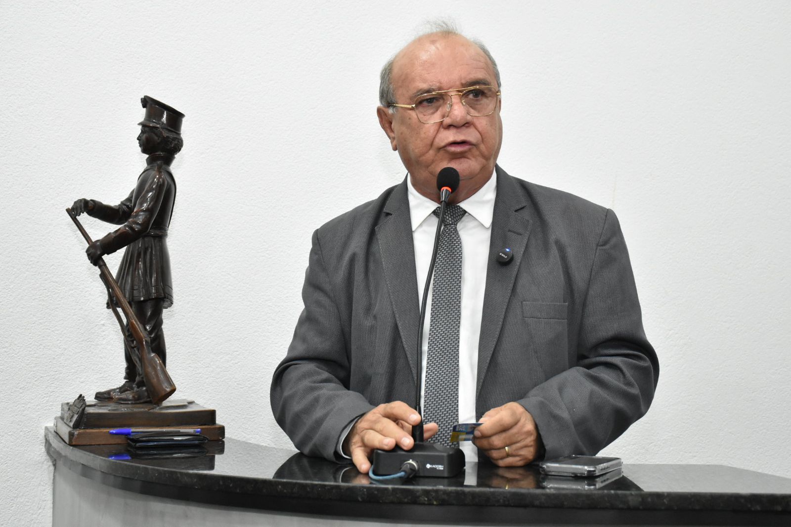 Coelba deve prestar esclarecimentos sobre quedas frequentes de energia, em Feira de Santana, diz vereador