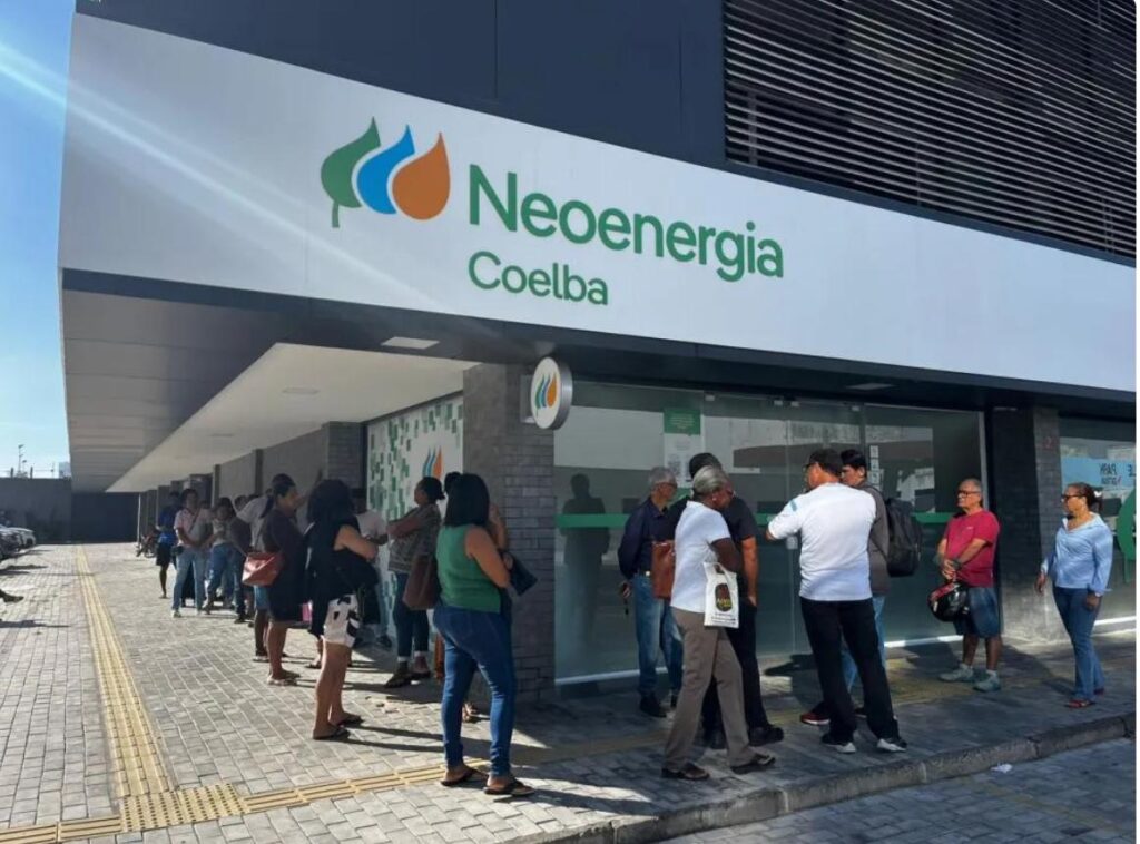 Daqui a 10 dias, Coelba terá que  cumprir 'lei dos 15 minutos'  em atendimento ao público; Embasa, ainda não