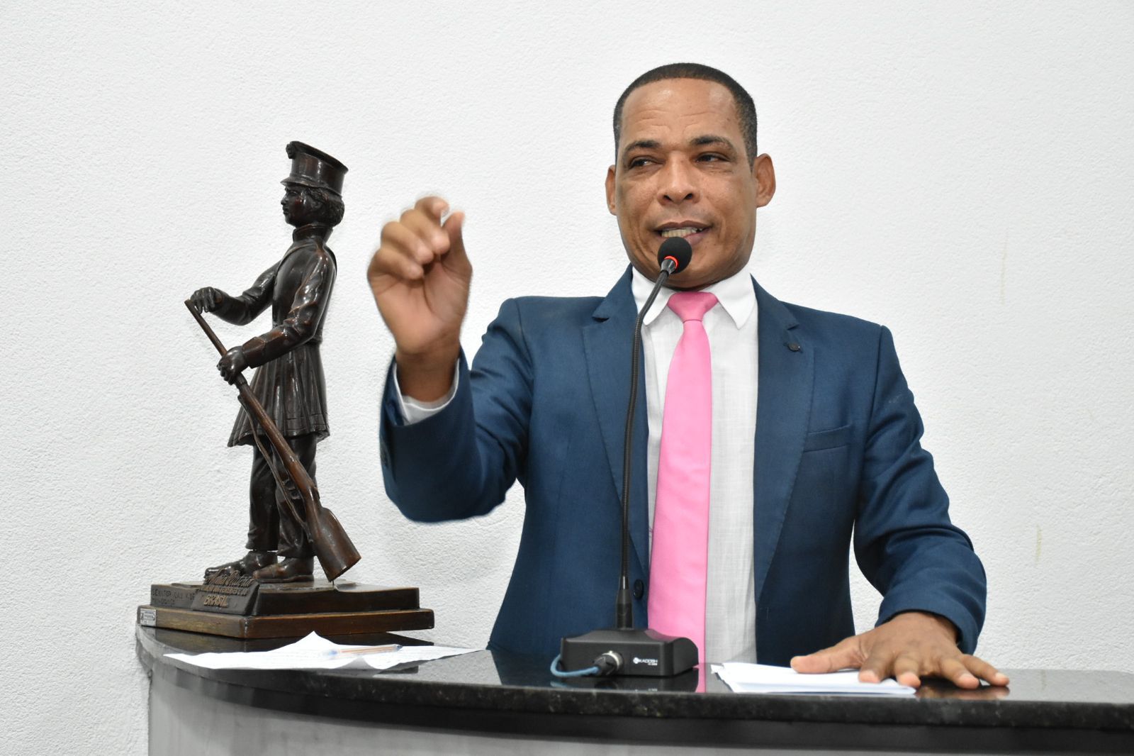 Em pronunciamento na Câmara, vereador cobra melhorias na sinalização viária de Feira de Santana