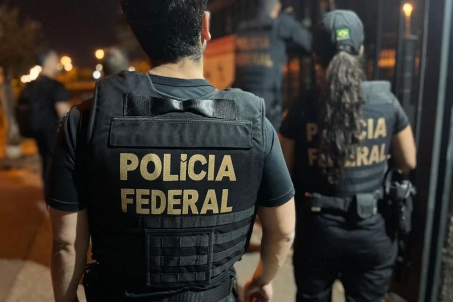 Policiais federais aprovam estado de greve e pressionam governo por reajuste