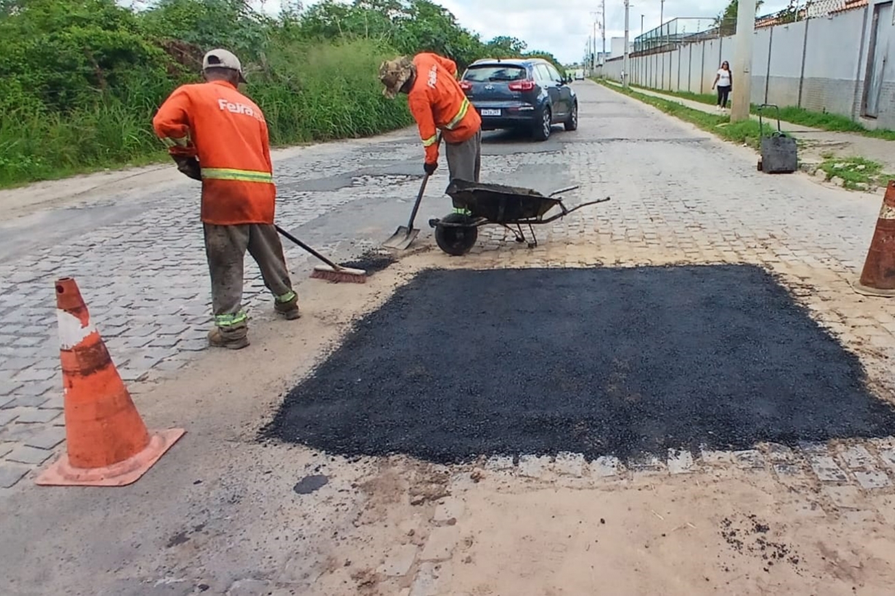 Prefeitura intensifica operação tapa-buraco e manutenção de pavimentação em sete pontos de Feira de Santana 