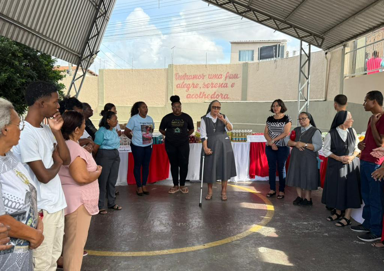 Dispensário Santana distribui cestas básicas e peixe para mais de 700 famílias feirenses, na Semana Santa
