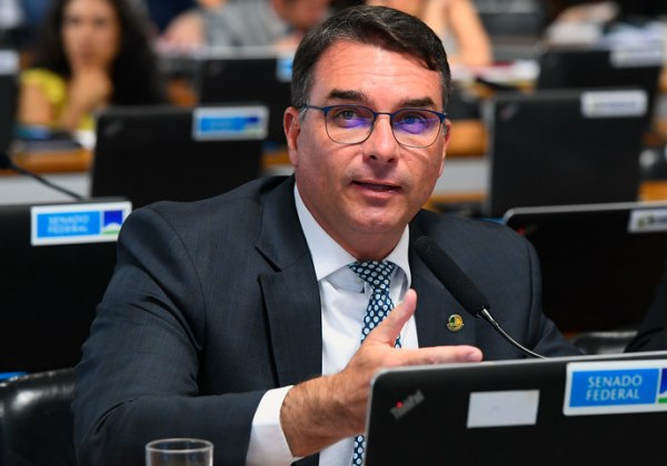 Flávio Bolsonaro pede união após troca de críticas entre Eduardo Bolsonaro e Nikolas Ferreira