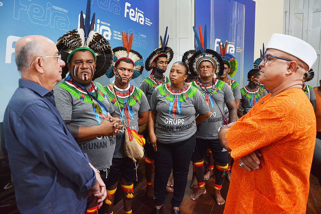 Indígenas da etnia Kariri-Xokó realizam apresentação cultural na Prefeitura de Feira de Santana