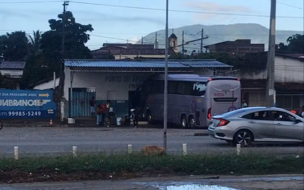 Motorista perde controle de ônibus e veículo atinge rodoviária, matando duas mulheres, no Sudoeste da Bahia