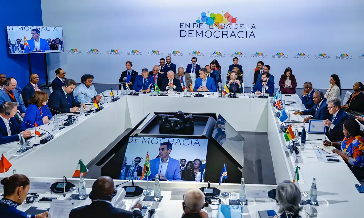No Fórum Democracia Sempre, na Espanha, Lula diz que pobres não podem pagar por irresponsabilidade das guerras