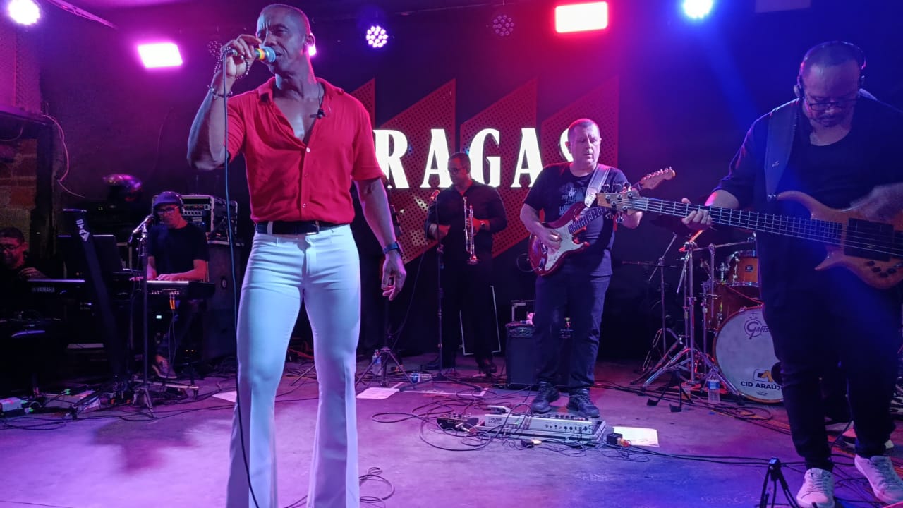 Banda Flashback, 25 anos: Vivinho e seus amigos mantêm viva a alegria dos anos 70