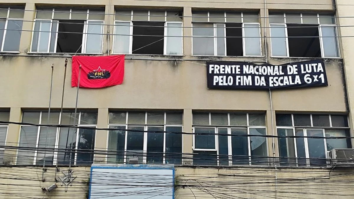 Cerca de 100 famílias ocupam prédio do INSS e reivindicam moradia popular em Feira de Santana