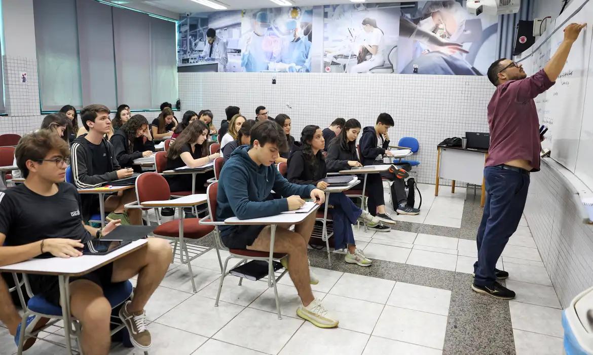 Estudantes podem renegociar dívidas a partir desta quarta-feira (13), por meio do programa ‘Desenrola Fies’
