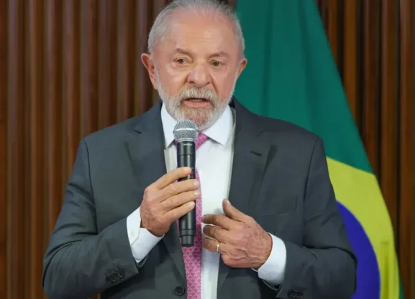Pesquisa aponta Lula na liderança no 1º turno e cenários apertados no 2º