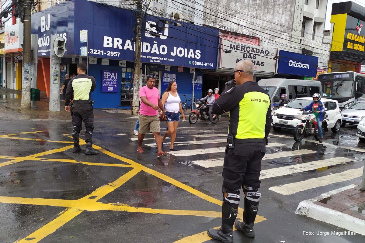 Reparo de um equívoco, agente de trânsito terá, enfim, auxílio-fardamento
