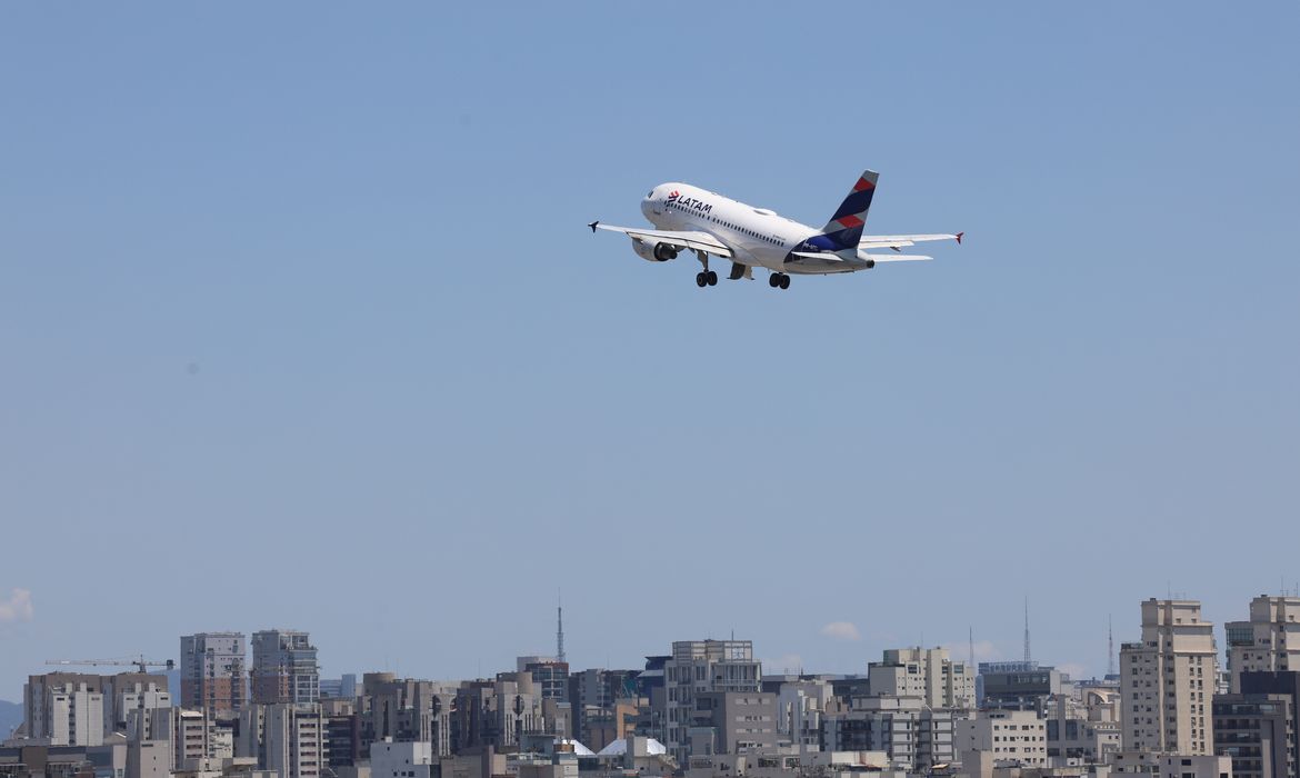 Após três meses de alta, Petrobras reduz preço do querosene de aviação em 14,2%