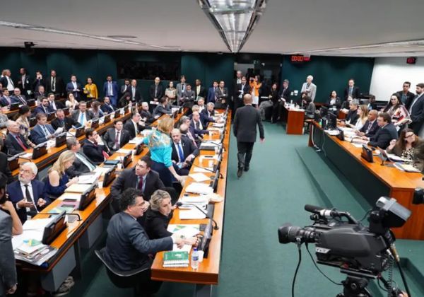 CCJ da Câmara retoma análise de PEC que propõe redução da maioridade penal para 16 anos