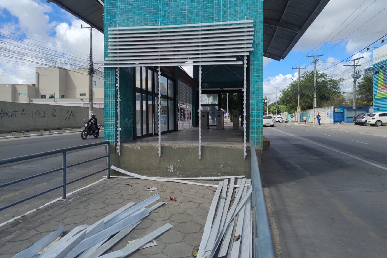 Ônibus, estações e terminais do BRT são alvo constante de vandalismo em Feira de Santana