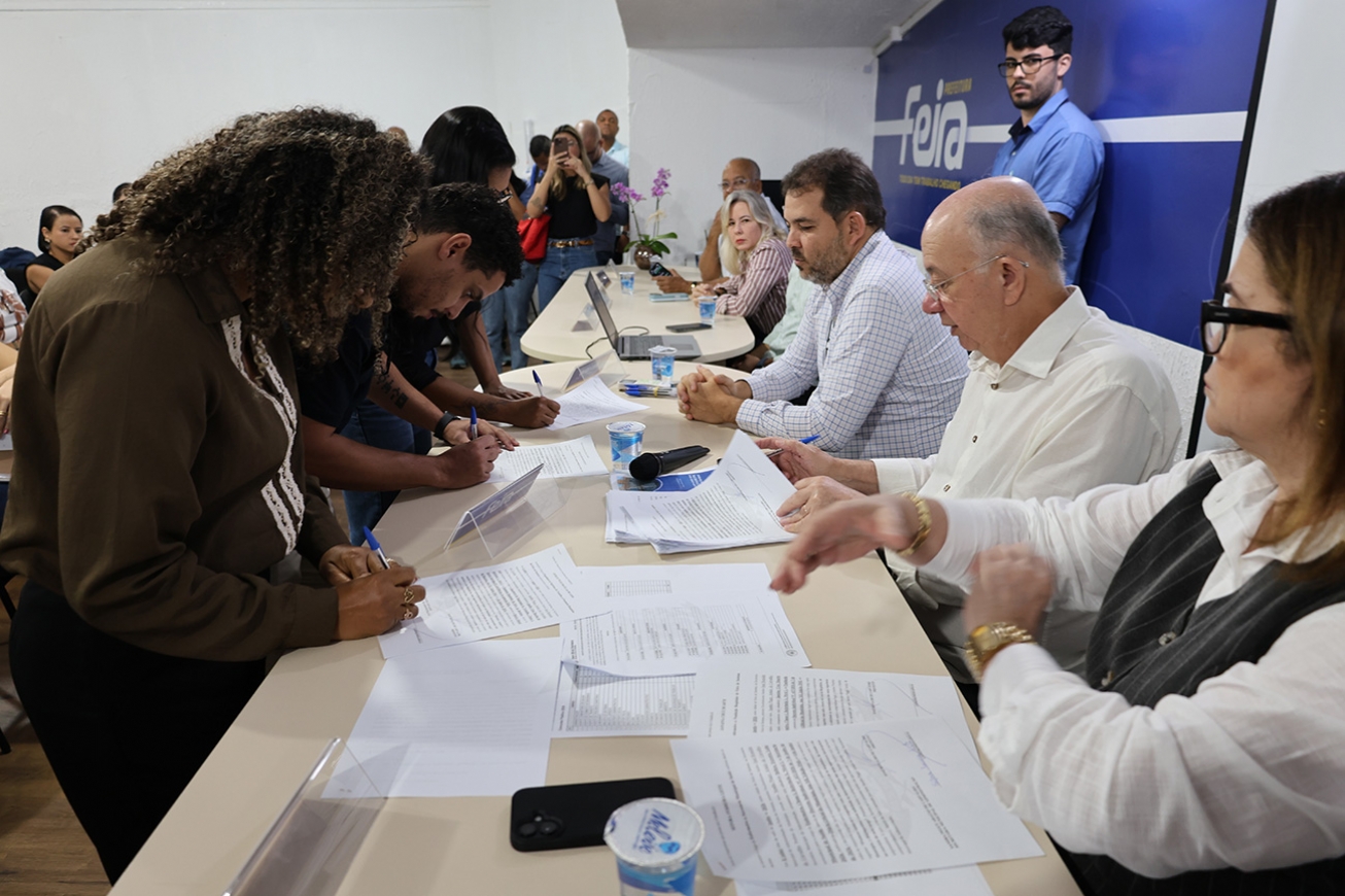 Prefeitura empossa 58 novos servidores concursados para reforçar serviços públicos em Feira de Santana