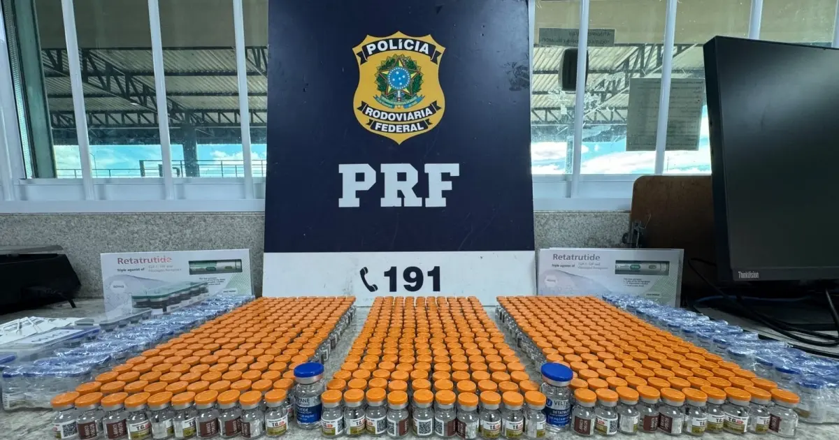 PRF apreende 14 kg de drogas e 720 ampolas de medicamentos emagrecedores em ônibus na BR-116, na Bahia