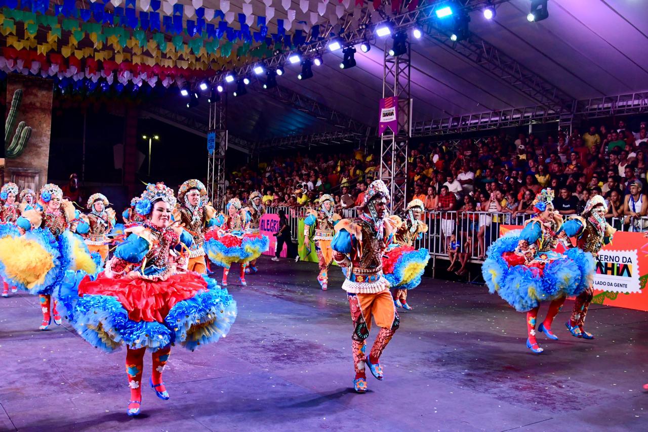Quadrilhas do grupo semi-especial animam o público na Bahia 