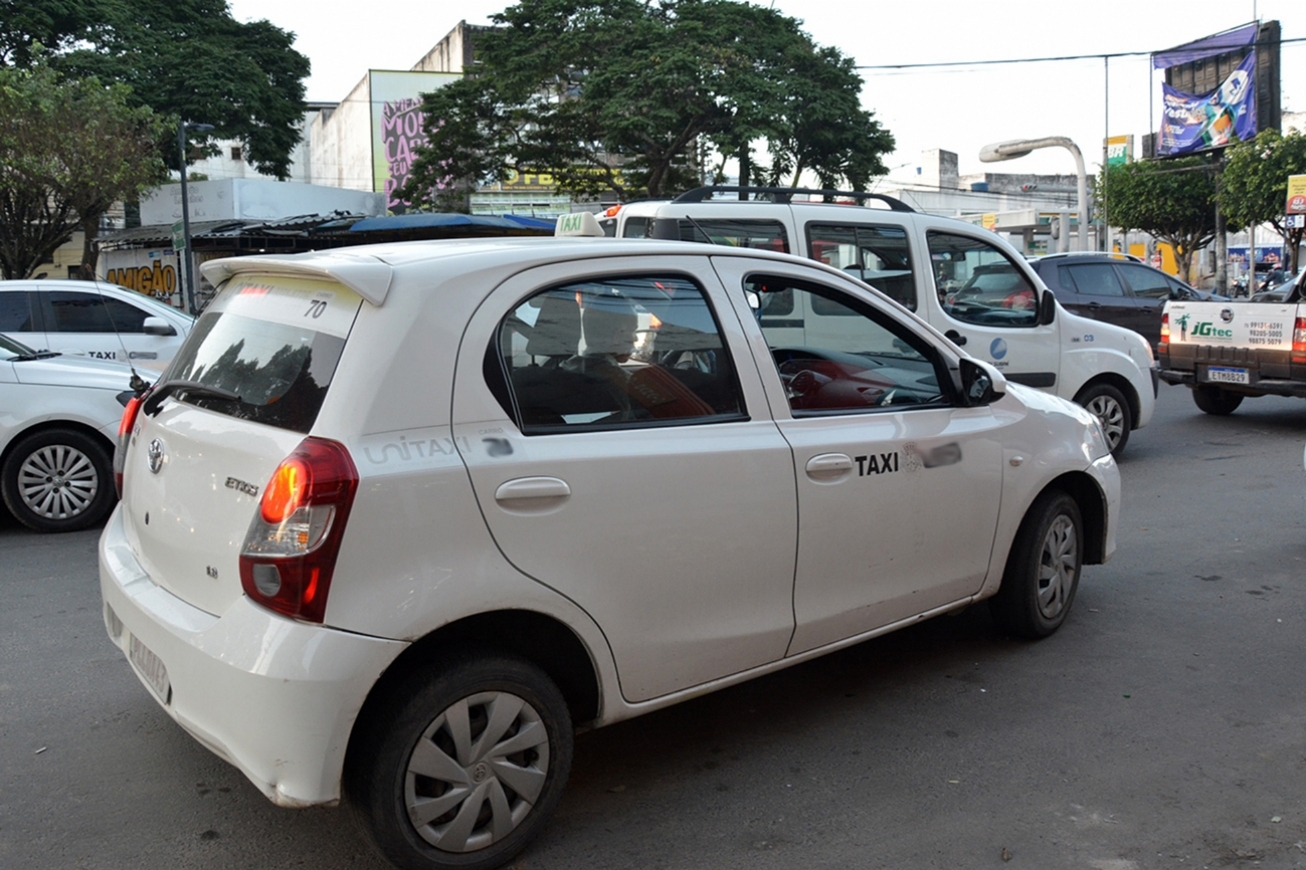 Táxis licenciados poderão circular em faixas e vias exclusivas para transporte público, em Feira de Santana