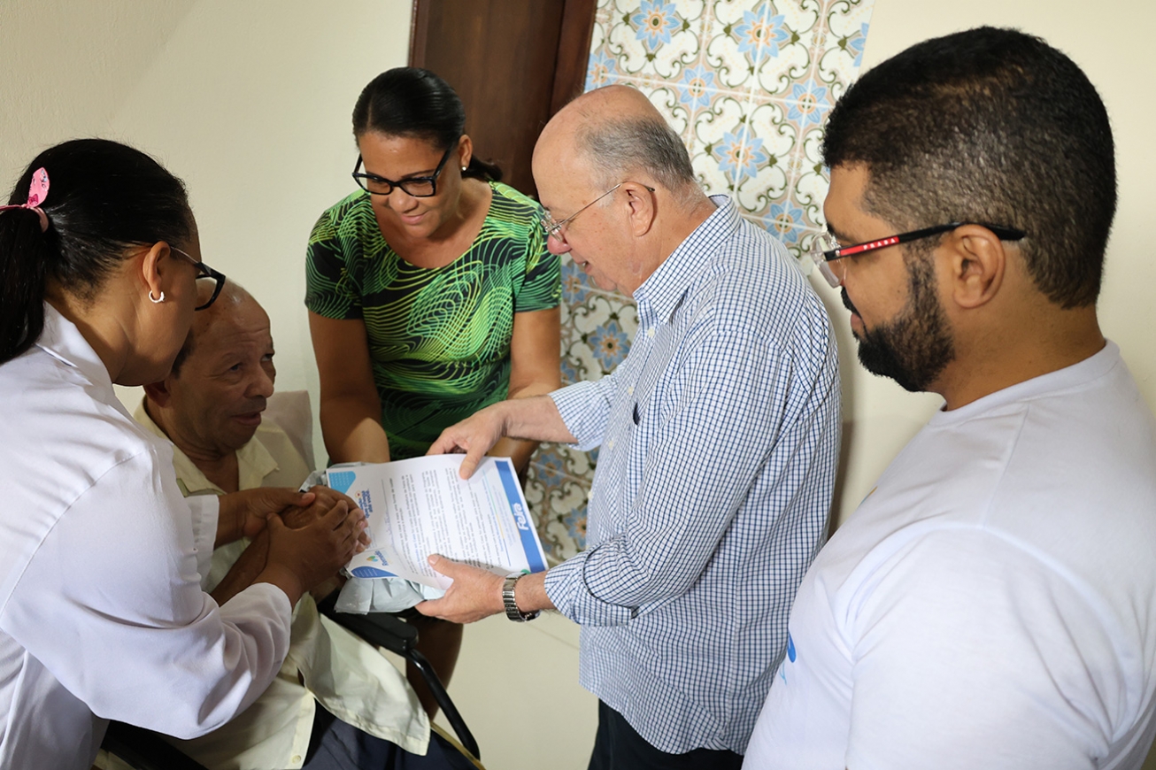 Idosos de Bonfim de Feira celebram chegada da entrega domiciliar de remédios de uso contínuo