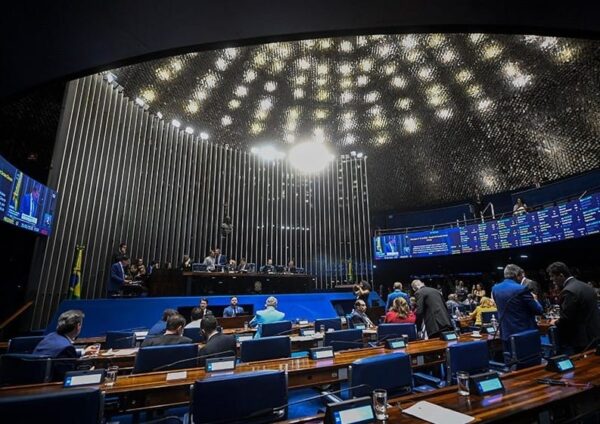 Senado aprova projeto que autoriza mulheres a portar spray de pimenta para defesa pessoal